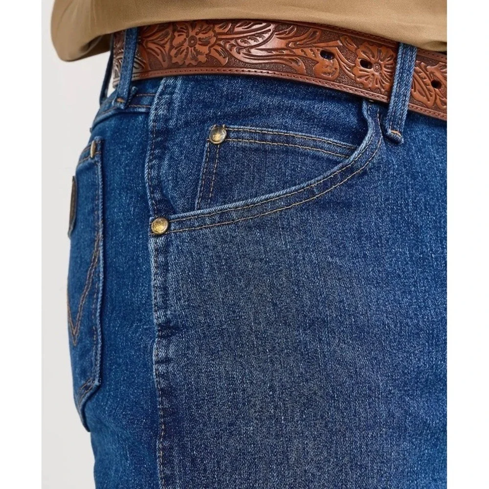 Wrangler Men's Advanced Comfort Cowboy Cut Regular Fit Jeans Over Boots 47MACMS
